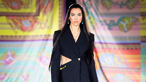 Versace sfila a Milano: in passerella le star, da Dua Lipa a 